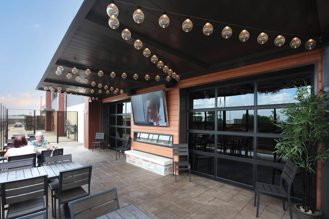 Tom's Drive-In and Holidays Pub & Grill