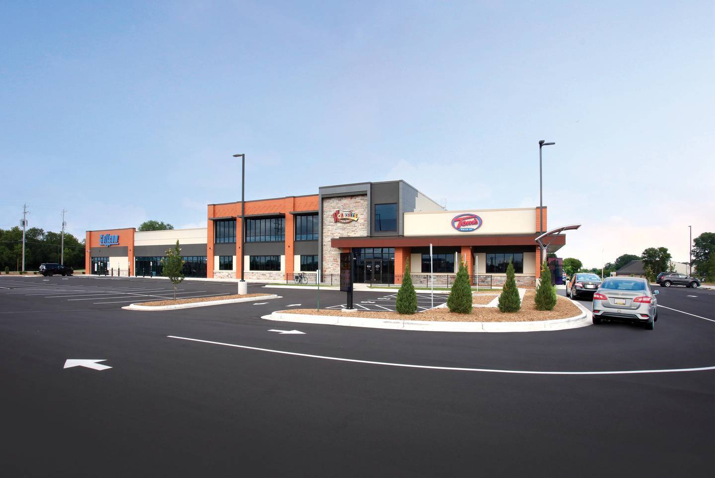 New Tom’s Drive-In / Holidays Pub & Grill Now Open